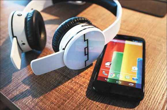 O Moto G tem 4,5 polegadas e display com resolução HD (MOTOROLA/DIVULGAÇÃO) O Moto G tem 4,5 polegadas e display com resolução HD (MOTOROLA/DIVULGAÇÃO)