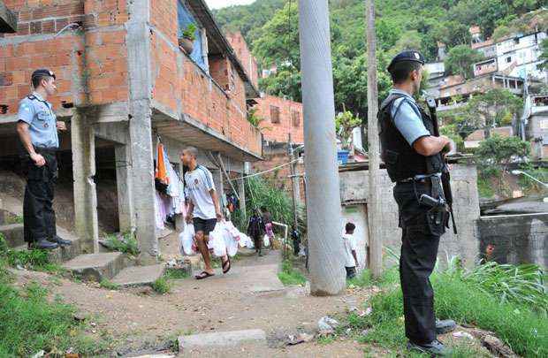 Policiais armados na UPP no Morro da Babilônia. (Fábio Costa/JCom/D.A Press) Policiais armados na UPP no Morro da Babilônia. (Fábio Costa/JCom/D.A Press)