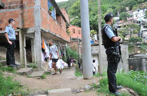 Policiais armados na UPP no Morro da Babilônia. (Fábio Costa/JCom/D.A Press) Policiais armados na UPP no Morro da Babilônia. (Fábio Costa/JCom/D.A Press)