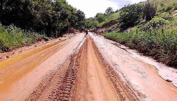 Em Aimorés, Região do Rio Doce, a BR-474 chegou a ficar fechada por causa de quedas de barreiras (Guilherme Lacerda/ Prefeitura Municipal de Aimores )