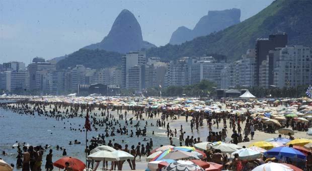 Milhares de pessoas lotam a Praia de Copacabana, na zona sul do Rio, na tarde desta terça-feirMa (Tânia Rêgo/Agência Brasil) Milhares de pessoas lotam a Praia de Copacabana, na zona sul do Rio, na tarde desta terça-feirMa (Tânia Rêgo/Agência Brasil)