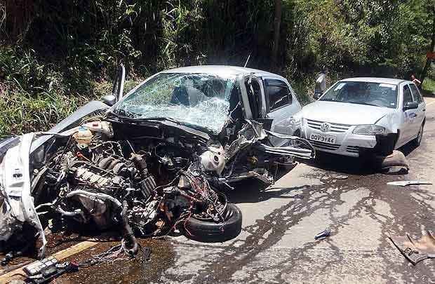 Um dos veículos envolvidos na batida com o caminhão ficou completamente destruído (Abel Carneiro / Portal Caparaó) Um dos veículos envolvidos na batida com o caminhão ficou completamente destruído (Abel Carneiro / Portal Caparaó)