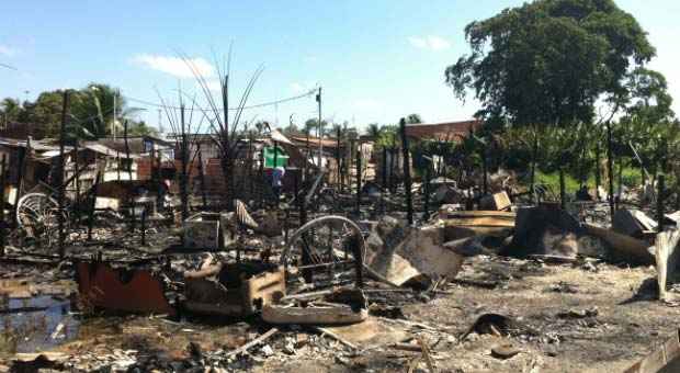 Cerca de 150 pessoas tiveram as residências destruídas e estão desabrigadas  (Ciro Guimarães/TV Clube/D.A Press)