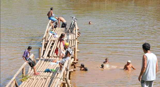 Para se refrescar, crianças e adolescentes nadaram na Barragem Santa Lúcia (Marcos Michelin/EM/D.A Press) Para se refrescar, crianças e adolescentes nadaram na Barragem Santa Lúcia (Marcos Michelin/EM/D.A Press)