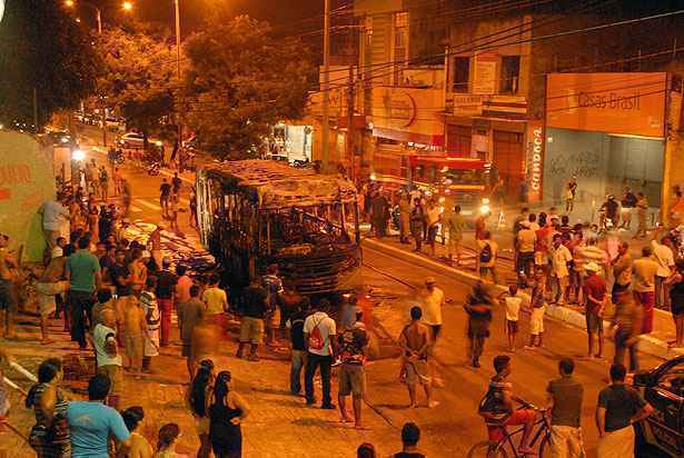 O primeiro ataque ocorreu no Bairro João Paulo, onde quatro homens interceptaram o veículo, mandaram os passageiros descer e atearam fogo (Karlos Geromy/OIMP/D.A Press) O primeiro ataque ocorreu no Bairro João Paulo, onde quatro homens interceptaram o veículo, mandaram os passageiros descer e atearam fogo (Karlos Geromy/OIMP/D.A Press)