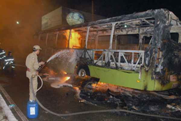 Ônibus incendiado no Bairro João Paulo na sexta-feira: ação foi comandada de de dentro dos presídios (Reprodução / O Imparcial) Ônibus incendiado no Bairro João Paulo na sexta-feira: ação foi comandada de de dentro dos presídios (Reprodução / O Imparcial)