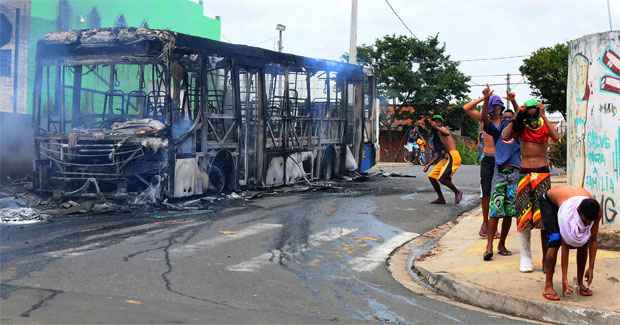 Ônibus foram queimados em represália pela execução de 12 pessoas em 5 horas (ELCIO ALVES/AAN/ESTADAO CONTEUDO) Ônibus foram queimados em represália pela execução de 12 pessoas em 5 horas (ELCIO ALVES/AAN/ESTADAO CONTEUDO)