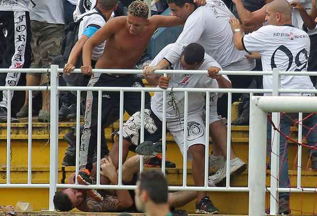 A confusão ocorreu durante o último jogo do Brasileirão de 2013, no dia 8 de dezembro (AFP PHOTO/HEULER ANDREY ) A confusão ocorreu durante o último jogo do Brasileirão de 2013, no dia 8 de dezembro (AFP PHOTO/HEULER ANDREY )