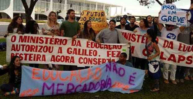 Em protesto, estudantes da Gama Filho acampam em frente ao Palácio do Planalto (Ed. Alves/CB/D.A Press) Em protesto, estudantes da Gama Filho acampam em frente ao Palácio do Planalto (Ed. Alves/CB/D.A Press)