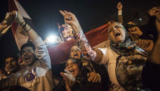 Manifestações tomaram conta da praça Tahrir, no Cairo, após aprovação da nova constituição egípcia (MAHMOUD kHALED / AFP)
