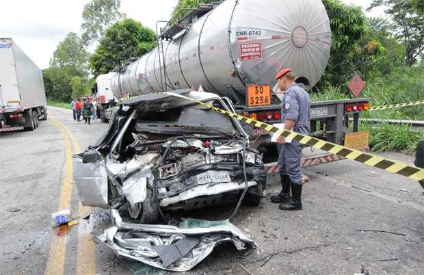 Batida entre carro e carreta deixou quatro mortos na BR-381, em Barão de Cocais (Beto Novaes/EM/D.A Press)