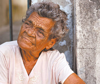 Sentada em uma calçada no Centro do Recife, ela diz que não pede esmolas, mas aceita os trocados
(Blenda Souto Maio/DP DA Press) Sentada em uma calçada no Centro do Recife, ela diz que não pede esmolas, mas aceita os trocados
(Blenda Souto Maio/DP DA Press)