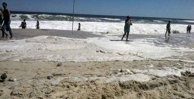 Espuma esverdeada que apareceu neste domingo na Praia da Barra da Tijuca, na zona oeste, e uma mancha 'acastanhada' nas praias da zona sul também podem estar ligadas ao aumento da temperatura no mar (Laura Lima / Esp. EM / DA Press) Espuma esverdeada que apareceu neste domingo na Praia da Barra da Tijuca, na zona oeste, e uma mancha 'acastanhada' nas praias da zona sul também podem estar ligadas ao aumento da temperatura no mar (Laura Lima / Esp. EM / DA Press)