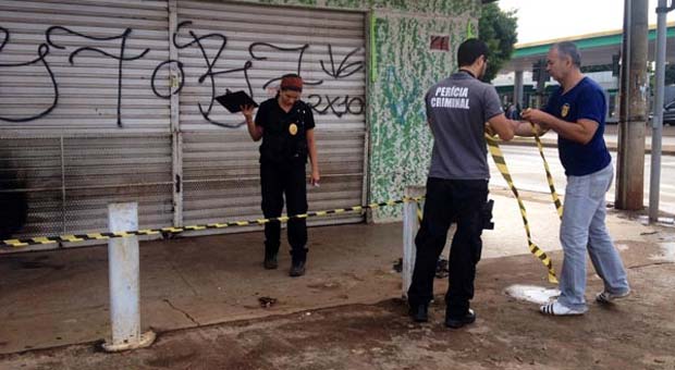 Polícia Civil realiza perícia no local onde a vítima foi incendiada (Ed Alves/CB/D.A Press) Polícia Civil realiza perícia no local onde a vítima foi incendiada (Ed Alves/CB/D.A Press)