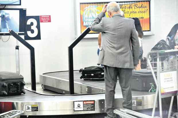 Passageiro diante de uma esteira no aeroporto de Confins à espera das malas: furtos de bagagens cresceram no ano passado (Beto Novaes/EM/D.A Press
)