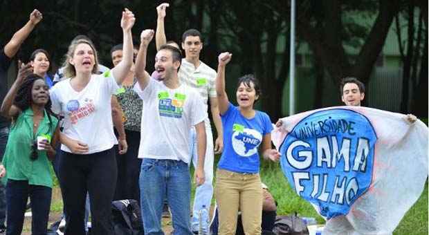 Estudantes relatam que foram xingados e agredidos dentro do ônibus que os levou para prestar depoimento (Daniel Ferreira/CB/D.A Press) Estudantes relatam que foram xingados e agredidos dentro do ônibus que os levou para prestar depoimento (Daniel Ferreira/CB/D.A Press)