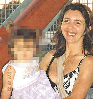 Karla alega que estava tentando fugir das agressões físicas do ex-marido (Facebook/Reprodução da Internet ) Karla alega que estava tentando fugir das agressões físicas do ex-marido (Facebook/Reprodução da Internet )