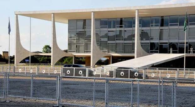 Segundo secretaria, caldeira de restaurante do Palácio do Planalto deixou vazar óleo no Lago Paranoá porque está velha (Antonio Cunha/Esp. CB/D.A Press) Segundo secretaria, caldeira de restaurante do Palácio do Planalto deixou vazar óleo no Lago Paranoá porque está velha (Antonio Cunha/Esp. CB/D.A Press)