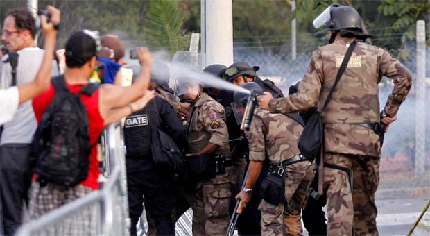 Em 2013, manifestantes foram contidos com spray de pimenta, tiros de balas de borracha e bombas de efeito moral (REUTERS/Alexandre C. Mota) Em 2013, manifestantes foram contidos com spray de pimenta, tiros de balas de borracha e bombas de efeito moral (REUTERS/Alexandre C. Mota)