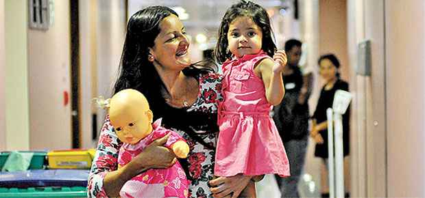 A pequena Letícia deixa o hospital onde passou pelo transplante: sobe e desce do berço e boneca (Breno Fortes/CB/D.A Press ) A pequena Letícia deixa o hospital onde passou pelo transplante: sobe e desce do berço e boneca (Breno Fortes/CB/D.A Press )