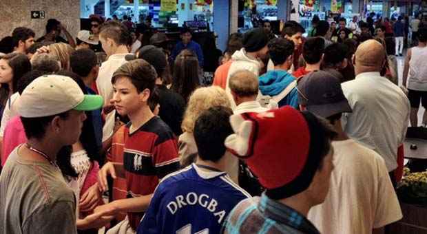 Jovens entram no Taguatinga Shopping e são retirados pelos seguranças (Breno Fortes/CB/D.A Press) Jovens entram no Taguatinga Shopping e são retirados pelos seguranças (Breno Fortes/CB/D.A Press)