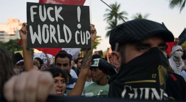 A concentração do protesto no Rio aconteceu em frente ao Copacabana Palace  (AFP PHOTO / CHRISTOPHE SIMON )