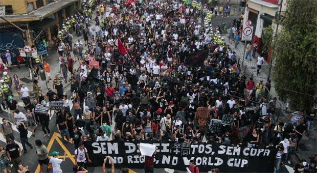 Cerca de mil manifestantes participaram do protesto em São Paulo (AFP PHOTO / Miguel SCHINCARIOL ) Cerca de mil manifestantes participaram do protesto em São Paulo (AFP PHOTO / Miguel SCHINCARIOL )