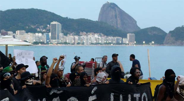 No Rio de Janeiro o protesto ocorreu na orla de Copacabana (Reuters /Ricardo Moraes ) No Rio de Janeiro o protesto ocorreu na orla de Copacabana (Reuters /Ricardo Moraes )