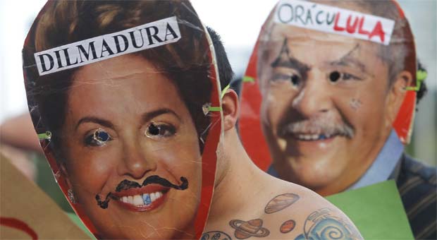 Manifestantes usaram máscaras de políticos durante o ato realizado em Brasília (AFP PHOTO/Beto BARATA ) Manifestantes usaram máscaras de políticos durante o ato realizado em Brasília (AFP PHOTO/Beto BARATA )