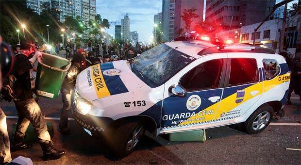 Manifestantes tentam virar carro da Guarda Civil Municipal (AFP PHOTO / Miguel SCHINCARIOL
) Manifestantes tentam virar carro da Guarda Civil Municipal (AFP PHOTO / Miguel SCHINCARIOL
)