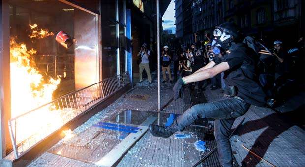 Bancos foram depredados durante o protesto realizado em São Paulo (AFP PHOTO / Miguel SCHINCARIOL ) Bancos foram depredados durante o protesto realizado em São Paulo (AFP PHOTO / Miguel SCHINCARIOL )