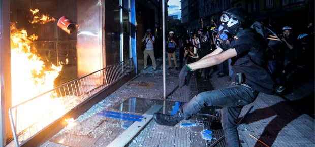 Os protestos contra a Copa do Mundo aconteceram várias cidades pelo país. Em São Paulo o ato terminou com mais de 100 pessoas presas (AFP PHOTO/ Miguel Schincariol ) Os protestos contra a Copa do Mundo aconteceram várias cidades pelo país. Em São Paulo o ato terminou com mais de 100 pessoas presas (AFP PHOTO/ Miguel Schincariol )