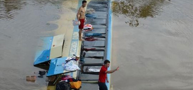 Ônibus que seguia da Bahia para São Paulo caiu da ponte sobre o Rio Glória. Um bebê morreu (Silvan Alves - Muriaé Divulgação/ www.silvanalves.com.br) Ônibus que seguia da Bahia para São Paulo caiu da ponte sobre o Rio Glória. Um bebê morreu (Silvan Alves - Muriaé Divulgação/ www.silvanalves.com.br)