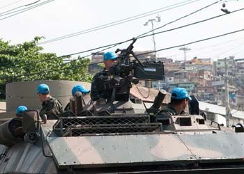 Exército ocupa Morro do Alemão, no Rio: apoio da população (Paula Giolito/Folhapress - 7/9/11 ) Exército ocupa Morro do Alemão, no Rio: apoio da população (Paula Giolito/Folhapress - 7/9/11 )