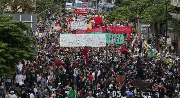 Manifestação em São Paulo contra a realização da Copa do Mundo no Brasil (Miguel Schincariol / AFP) Manifestação em São Paulo contra a realização da Copa do Mundo no Brasil (Miguel Schincariol / AFP)