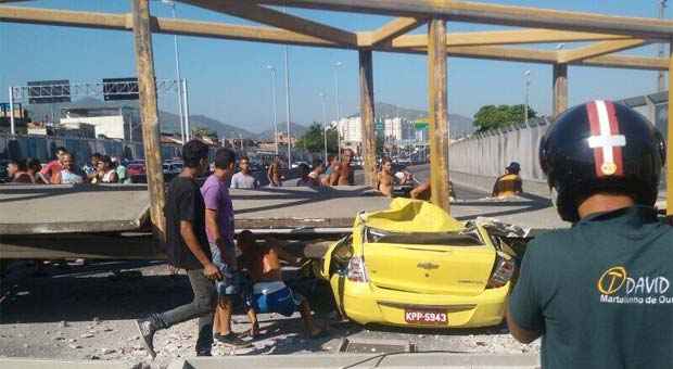 Estrutura de metal caiu sobre as duas vias e atingiu pelo menos dois carros e uma moto (Reprodução/ Twitter.com/Diegoleiras)