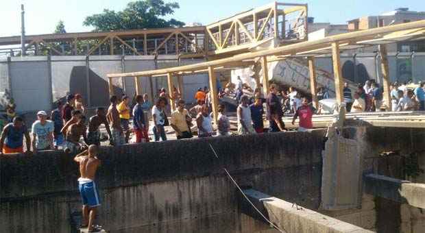 Imagem mostra a caçamba do caminhão que derrubou a estrutura (Reprodução/ Twitter.com/Diegoleiras) Imagem mostra a caçamba do caminhão que derrubou a estrutura (Reprodução/ Twitter.com/Diegoleiras)