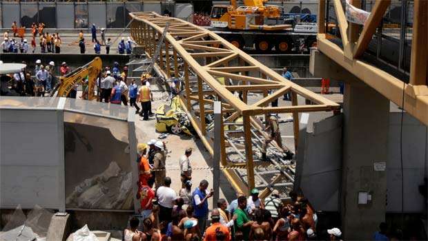 Vítima estava no banco de trás de um dos carros atingidos pela passarela (REUTERS/Ricardo Moraes ) Vítima estava no banco de trás de um dos carros atingidos pela passarela (REUTERS/Ricardo Moraes )