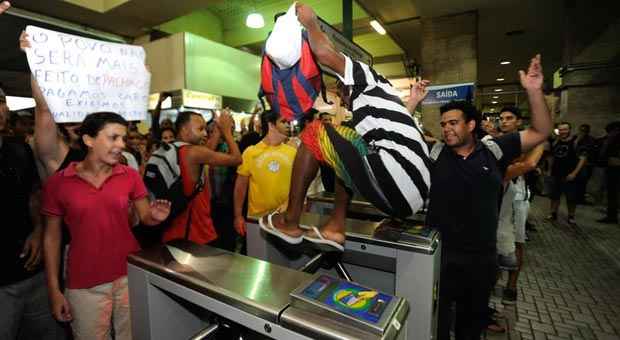 Pessoas pularam as roletas do metrô em manifestação de quinta-feira, 30 (Fernando Frazão/Agência Brasil) Pessoas pularam as roletas do metrô em manifestação de quinta-feira, 30 (Fernando Frazão/Agência Brasil)