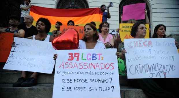 A manifestação na Cinelândia, no Rio, pediu a criminalização da homofobia e os manifestantes denunciam que os assassinatos de homossexuais são sempre extremamente violentos e agressivos (Fernando Frazão/Agência ) A manifestação na Cinelândia, no Rio, pediu a criminalização da homofobia e os manifestantes denunciam que os assassinatos de homossexuais são sempre extremamente violentos e agressivos (Fernando Frazão/Agência )