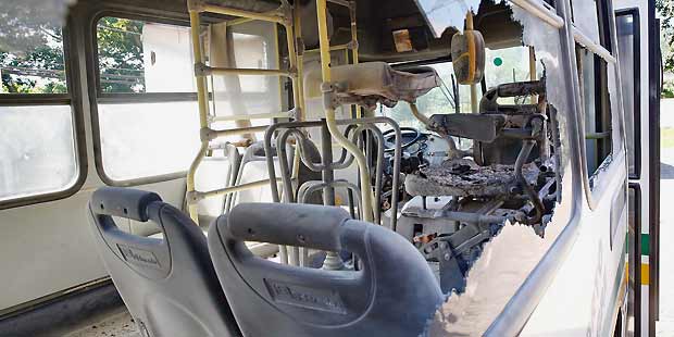 Ônibus foi incendiado e apedrejado no bairro Lomba do Pinheiro, na Zona Leste de Porto Alegre (Mateus Bruxel /Agencia RBS/Estadão Conteúdo ) Ônibus foi incendiado e apedrejado no bairro Lomba do Pinheiro, na Zona Leste de Porto Alegre (Mateus Bruxel /Agencia RBS/Estadão Conteúdo )