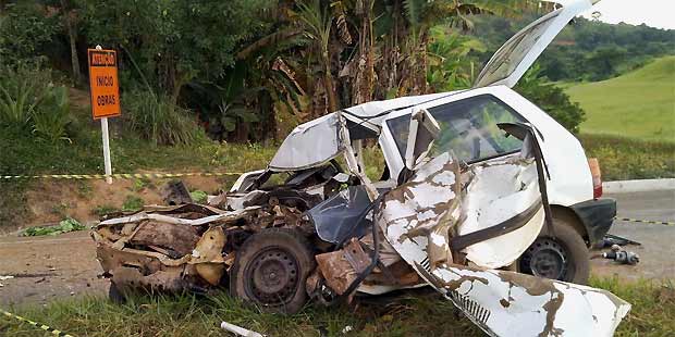 Com o impacto da batida, o Fiat Uno ficou completamente destruído (Corpo de Bombeiros de Alfenas ) Com o impacto da batida, o Fiat Uno ficou completamente destruído (Corpo de Bombeiros de Alfenas )
