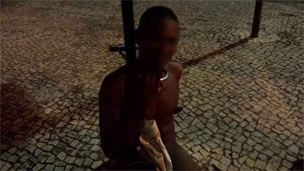 Na sexta-feira, 31, um adolescente negro de 15 anos foi espancado e preso sem roupa pelo pescoço, com uma tranca de bicicleta, a um poste (Reprodução/Facebook) Na sexta-feira, 31, um adolescente negro de 15 anos foi espancado e preso sem roupa pelo pescoço, com uma tranca de bicicleta, a um poste (Reprodução/Facebook)