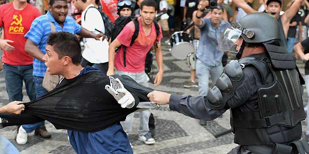 Manifestação no Centro do Rio terminou em violência (AFP Photo/Vanderlei Almeida) Manifestação no Centro do Rio terminou em violência (AFP Photo/Vanderlei Almeida)