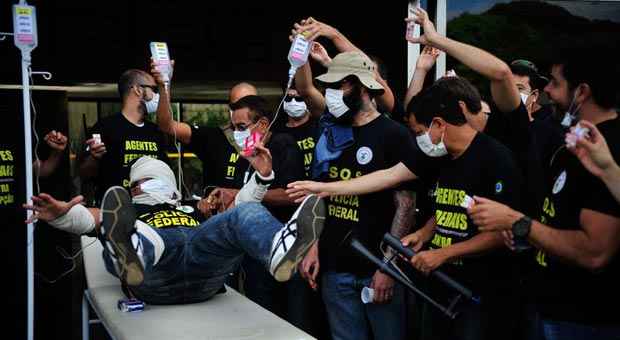 Policiais protestam em frente à superintendência da PF na Lapa (Marcelo Camargo/Agência Brasil) Policiais protestam em frente à superintendência da PF na Lapa (Marcelo Camargo/Agência Brasil)