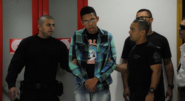 Suspeito de acender rojão é apresentado pela polícia (Tânia Rêgo/Agência Brasil) Suspeito de acender rojão é apresentado pela polícia (Tânia Rêgo/Agência Brasil)