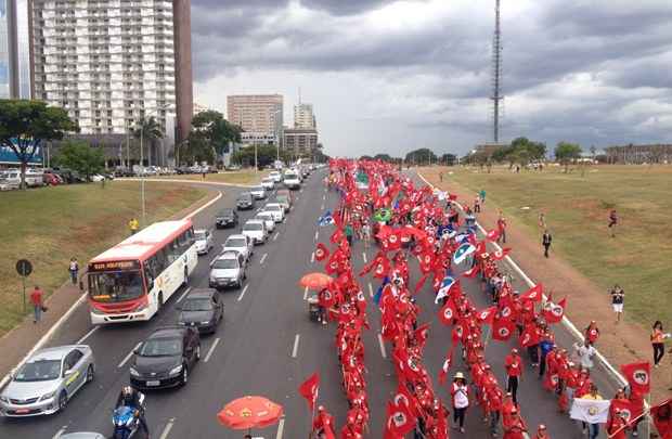 Marcha do MST segue em direção à Esplanada dos Ministérios (Ed Alves/CB/ D.A Press) Marcha do MST segue em direção à Esplanada dos Ministérios (Ed Alves/CB/ D.A Press)
