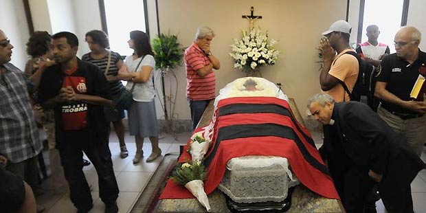 Caixão com o corpo de Santiago Andrade foi parcialmente coberto com uma bandeira do Flamengo, o seu clube do coração (Tânia Rêgo/Agência Brasil) Caixão com o corpo de Santiago Andrade foi parcialmente coberto com uma bandeira do Flamengo, o seu clube do coração (Tânia Rêgo/Agência Brasil)