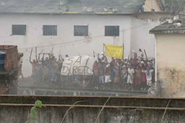 Detentos se reuniram em cima de laje e protestaram com faixas (TV Clube/Reprodução) Detentos se reuniram em cima de laje e protestaram com faixas (TV Clube/Reprodução)