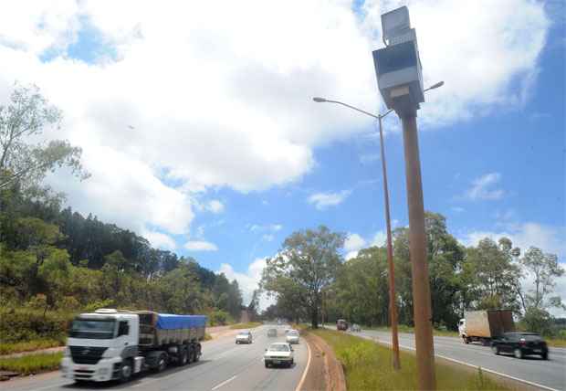 Radar na BR-040: no fim de 2013, Dnit reconheceu que só 0,59% das 290 mil multas emitidas a partir de agosto de 2012 em Minas tinham gerado arrecadação (LEANDRO COURI/EM/D.A PRESS) Radar na BR-040: no fim de 2013, Dnit reconheceu que só 0,59% das 290 mil multas emitidas a partir de agosto de 2012 em Minas tinham gerado arrecadação (LEANDRO COURI/EM/D.A PRESS)